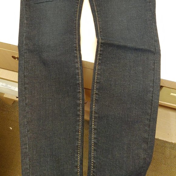 Levi's Signature Gold Ladies' Pull-on Jeans - Picture 7 of 8